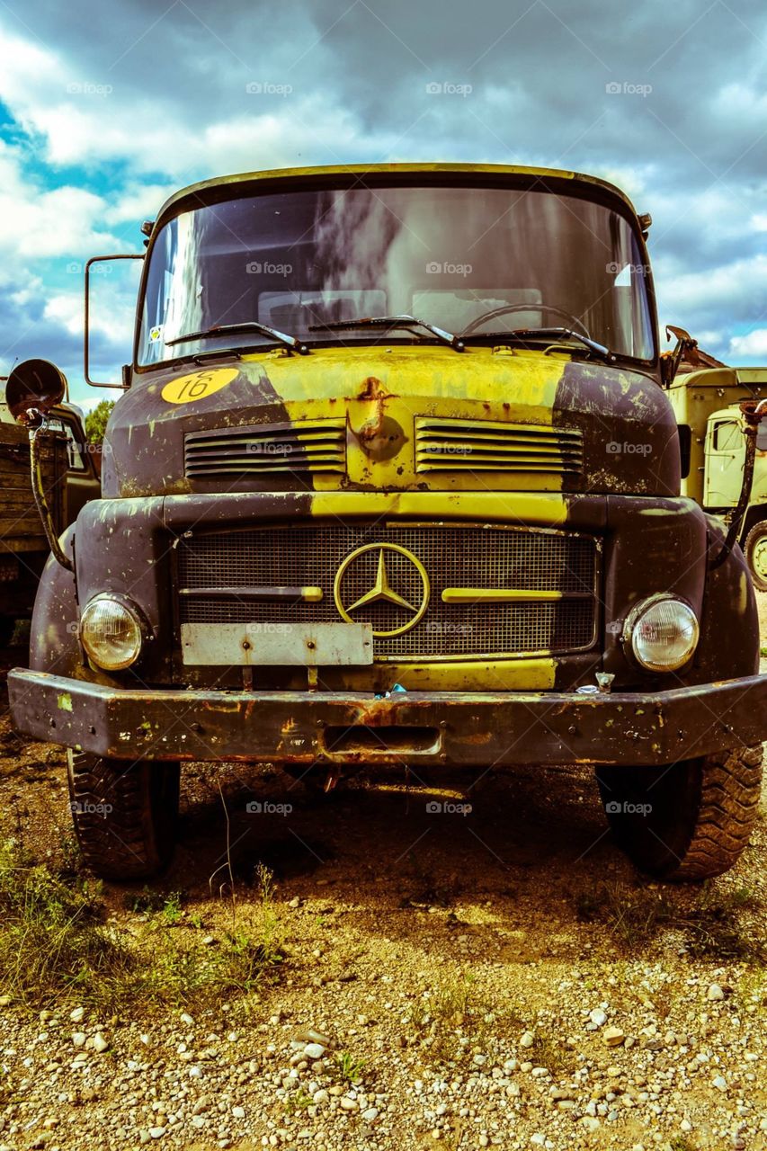 Старый грузовик Mersedes
