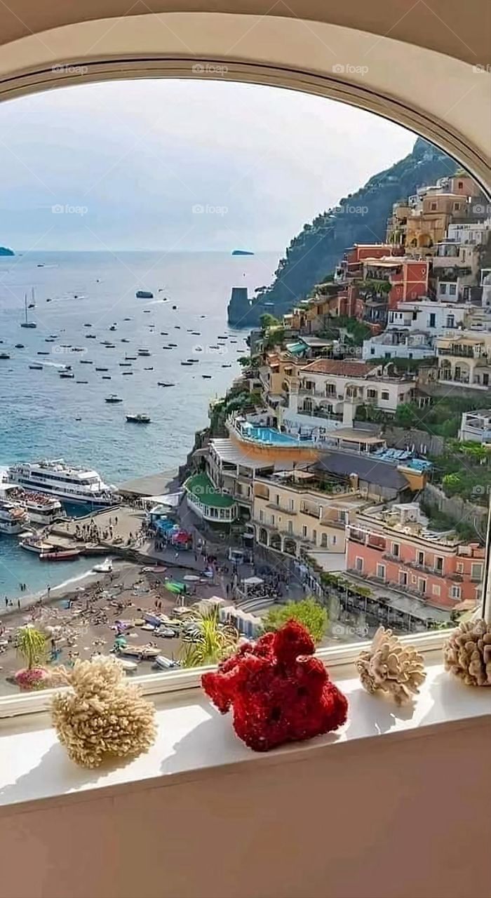 A very beautiful coastal picture on the beach, and the sweetness of the calm water in it is more than wonderful