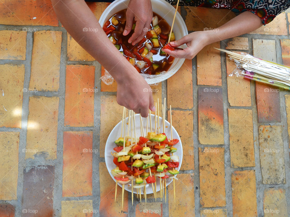 A person preparing kebab