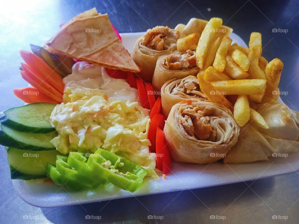 hey guys ☺️ this my launch its very delicious 😋 ummm I'm so hungry 😋 food  ❤️  it's chicken shawerma ❤️ with Syrian potatoes and vegetables 👌 enjoy with food ❤️