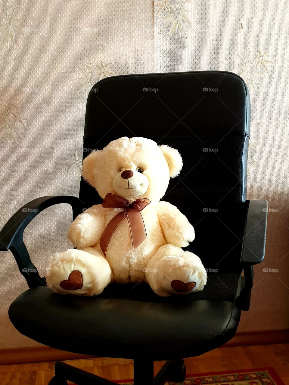 плюшевый медведь в офисном кресле