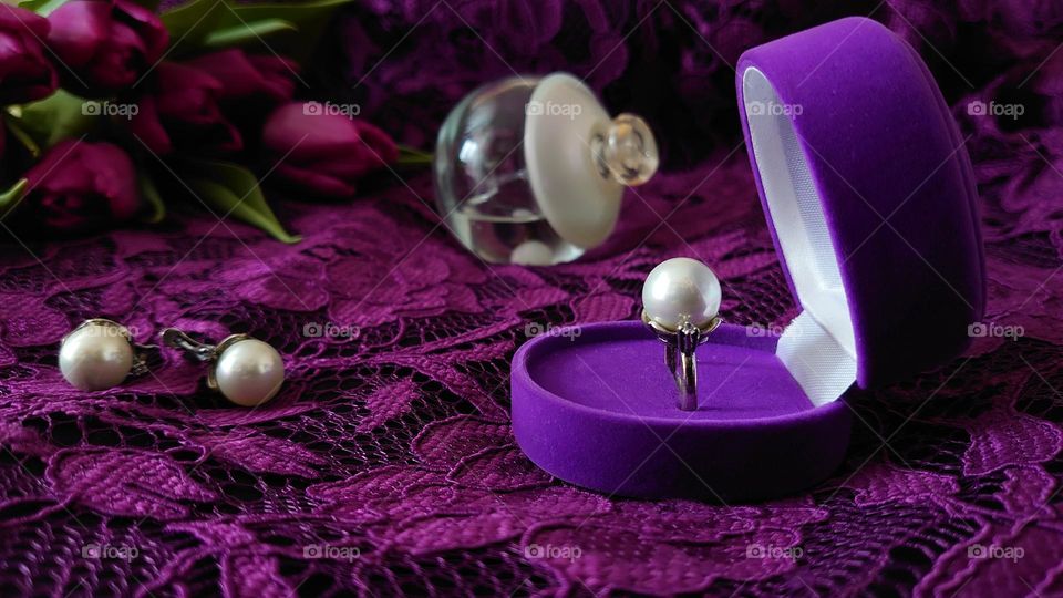 Earrings and a ring with pearls on a lacy lilac dress💍👗 Outfit of the day is ready 💍👗