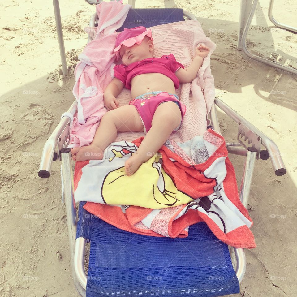 Um certo dia, numa certa #praia, uma certa filha “encheu a cara” de mamá e desabou a dormir!
O que faz o excesso de #leite...
💤 
#nenê #filha #paidemenina #soneca #fofura