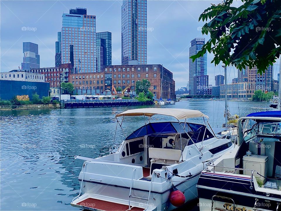 „Newtown Creek“ by the „Pulaski Bridge“ in LIC is always a sight to behold. In any kind of weather the boats add a charming touch to the neighborhood and liven up the scenario. 2023. Hypnotic Productions