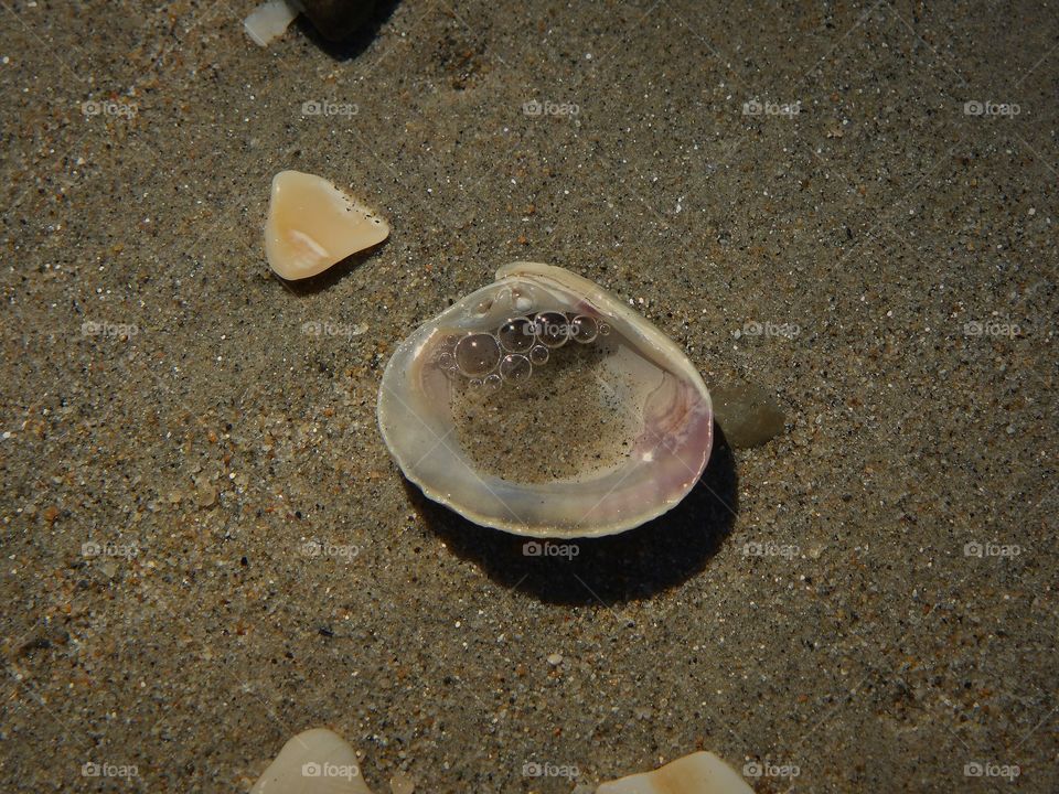 Bubbles in a row shell bound