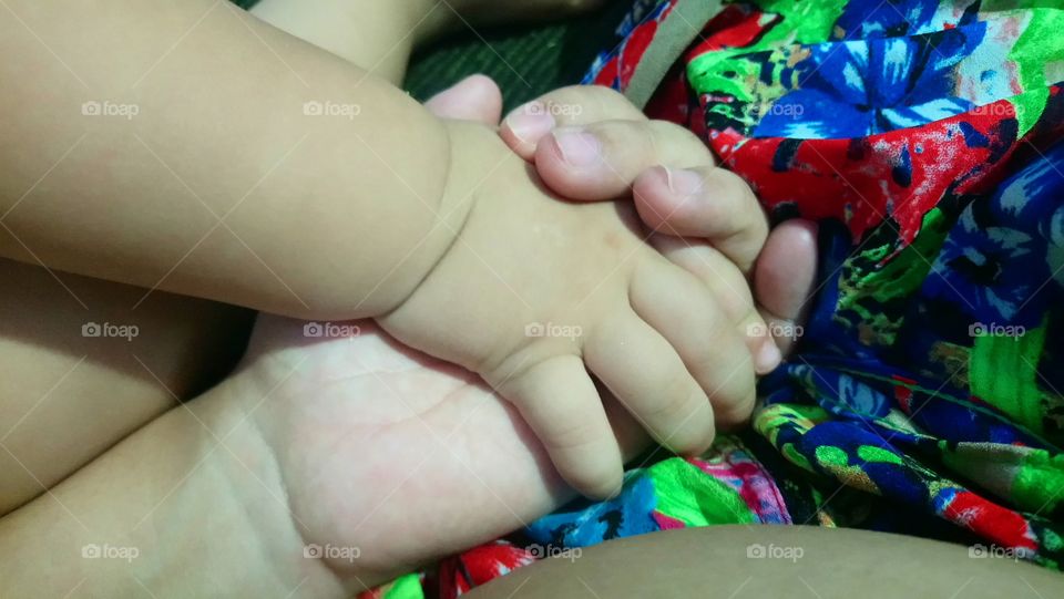 De mãos dadas com o baby