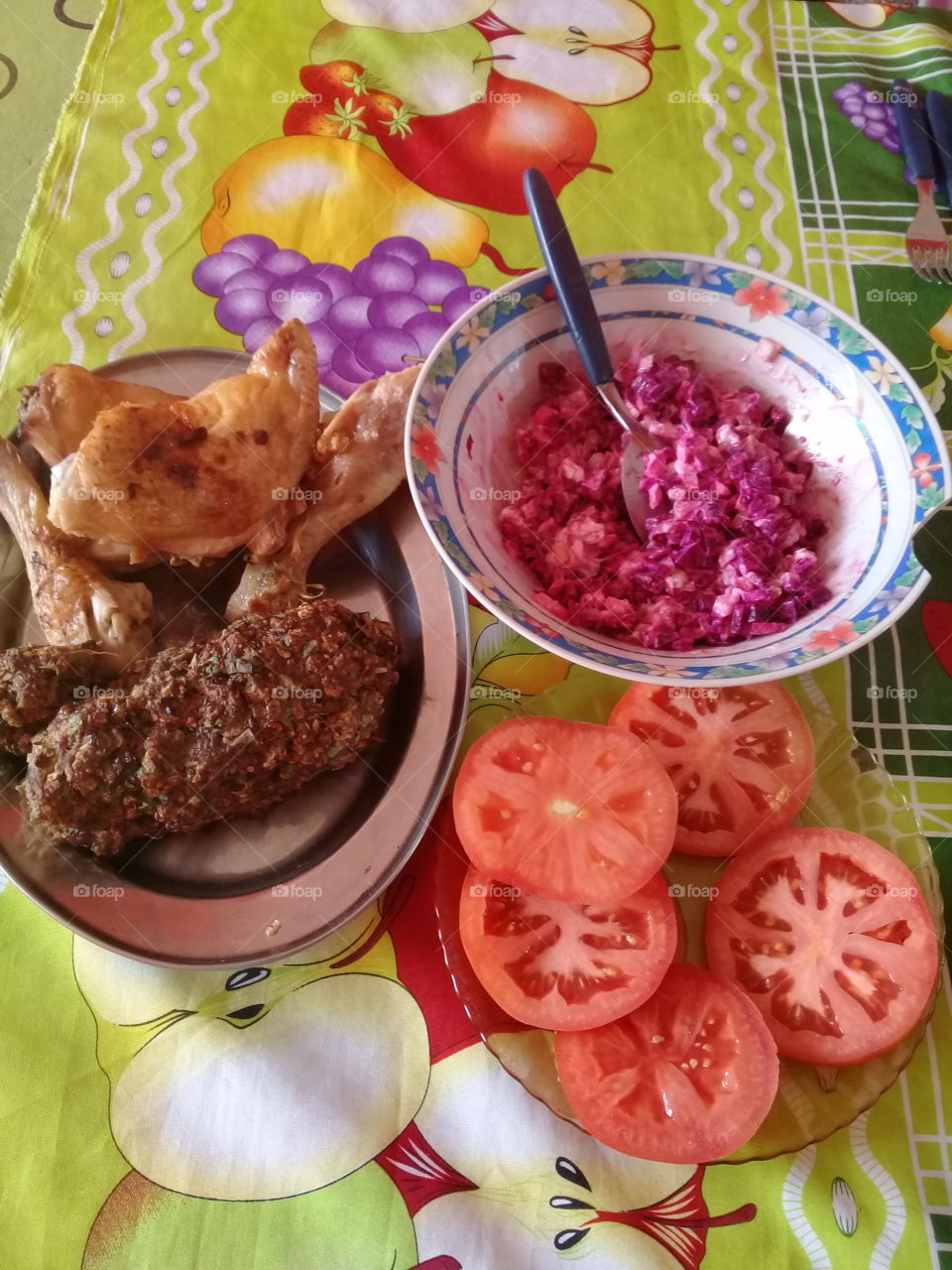 plato de carne, tomates y ensalada de remolacha.