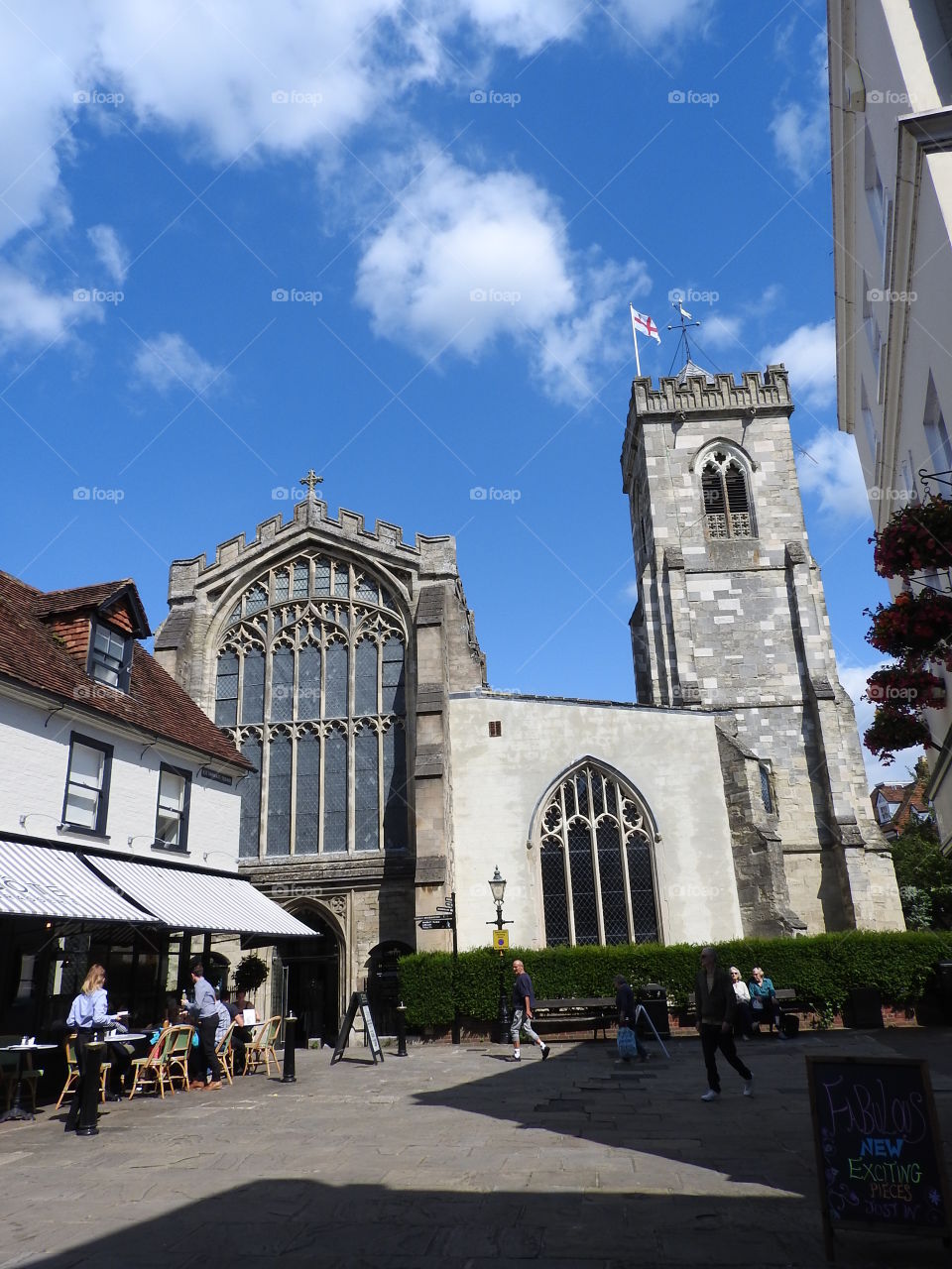 Calle de Salisbury e iglesia de San Thomas Beckett
