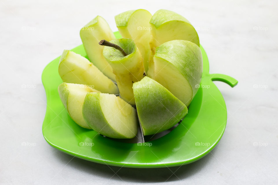 Green apple slicer and green apple 