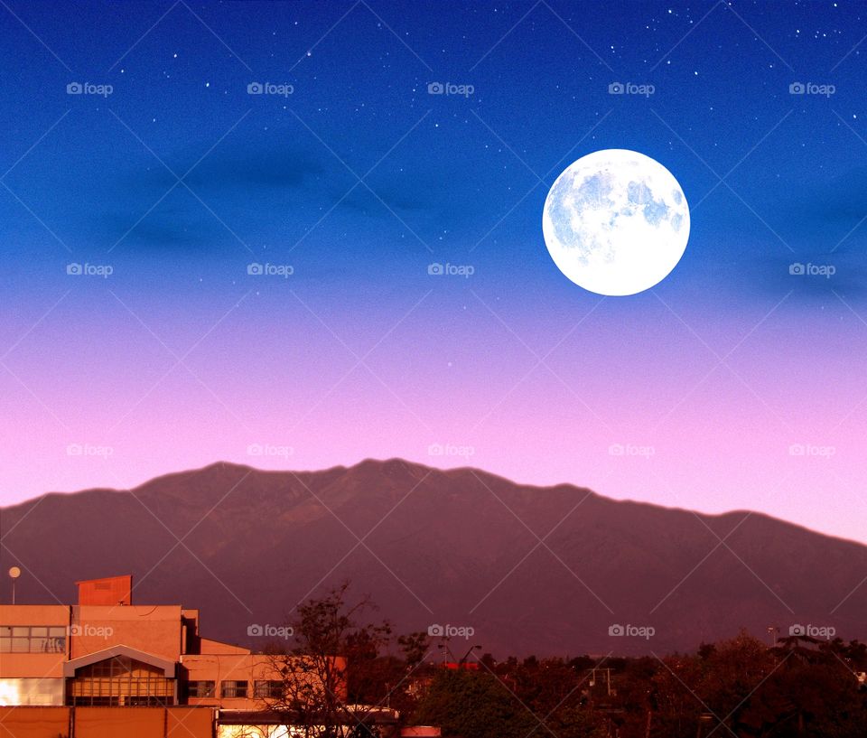 espectacular luna sobre cordillera de los Andes