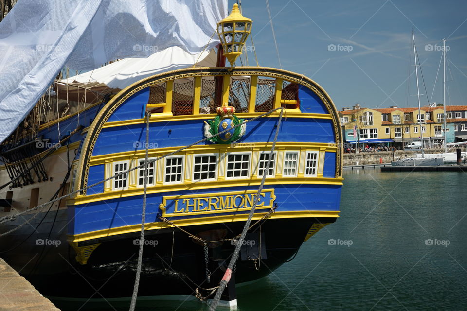 Poupe de l'Hermione. Poupe de l'Hermione, frégate de la Liberté, amarrée au port de La Rochelle