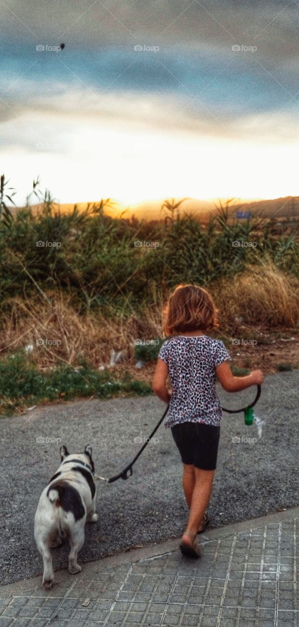 La nena y el perro. Mi hija con nuestro perro Coco de paseo