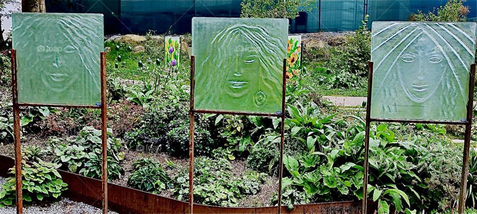 These beautiful glass etchings and plants are part of the “Bayerische Landesgartenschau”, the “Bavarian State Garden Show” held in the city of “Freyung” in Germany in September 2023. Hypnotic Productions