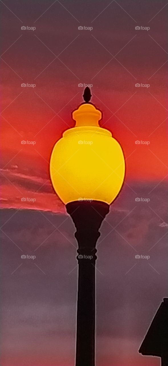 Iluminando a un atardecer