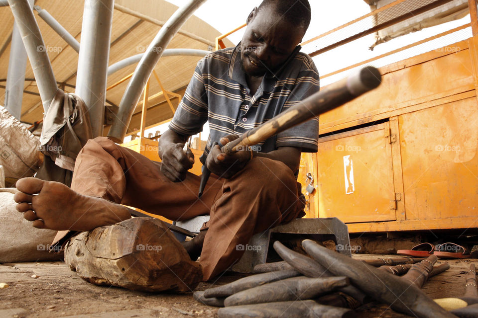 The ebony wood, which is imported from southern Sudan, is considered to be the best wood in the ceramics industry, which has benefited the people of South Sudan and the market of ceramics and handicrafts from the popular markets of tourists in Sudan