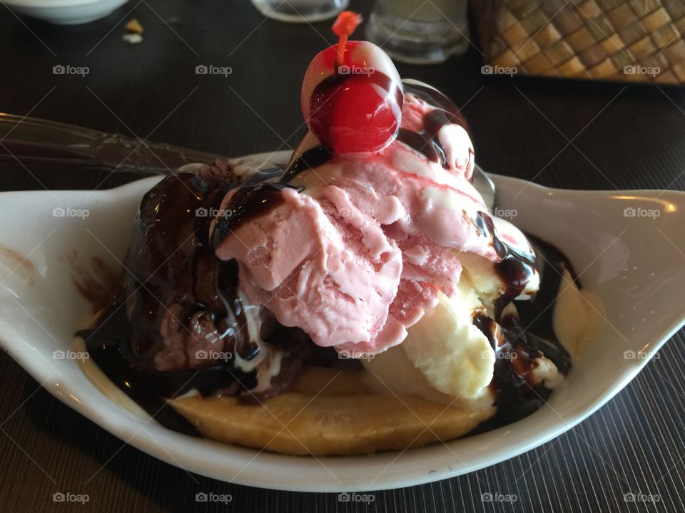 Frozen treats banana split