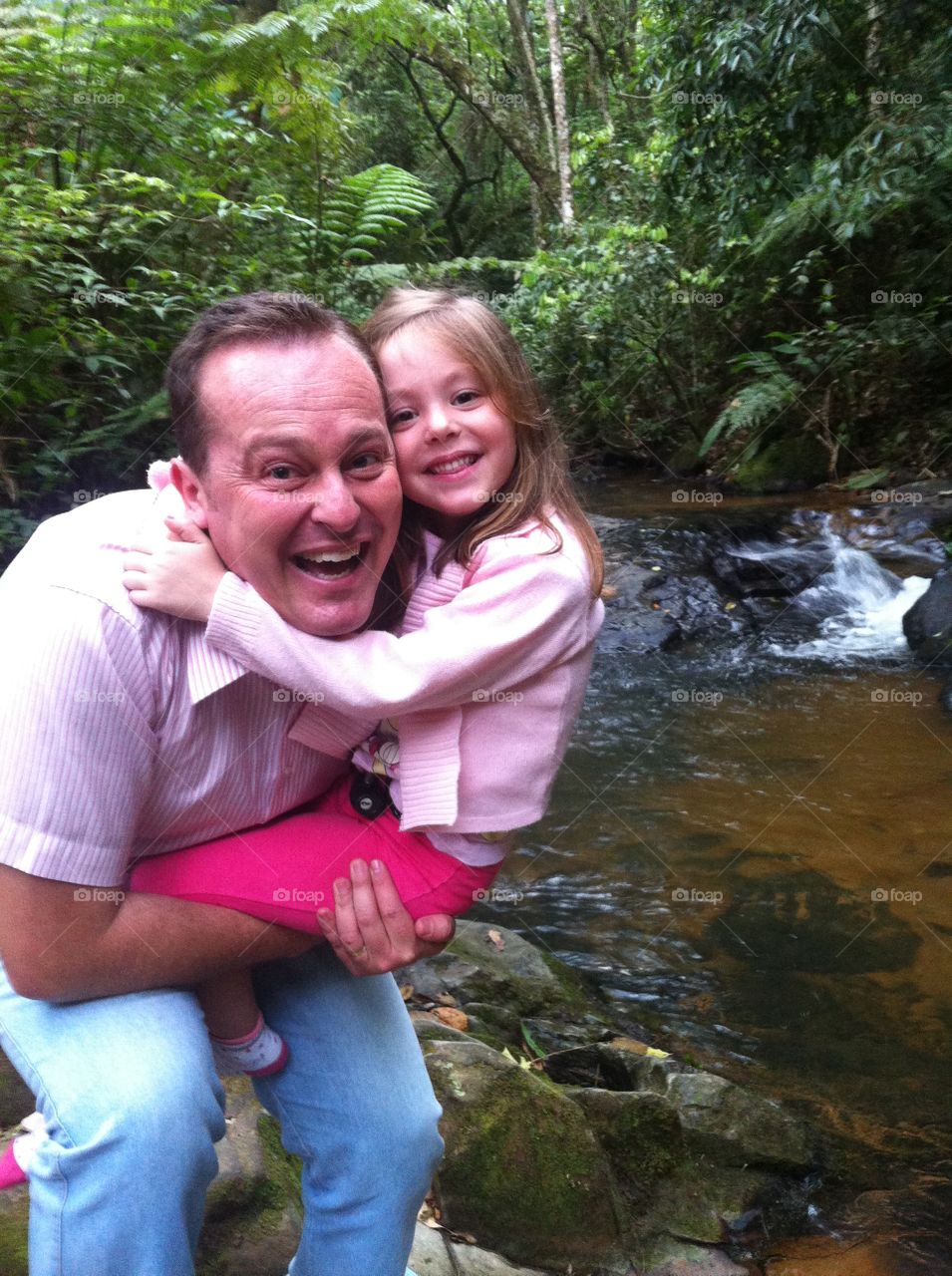 Na Serra do Japi, estive à beira de uma cachoeira muito bonita com minha filhota. 