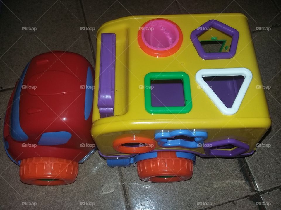 Caminhão brinquedo de encaixe, uso didático para crianças.