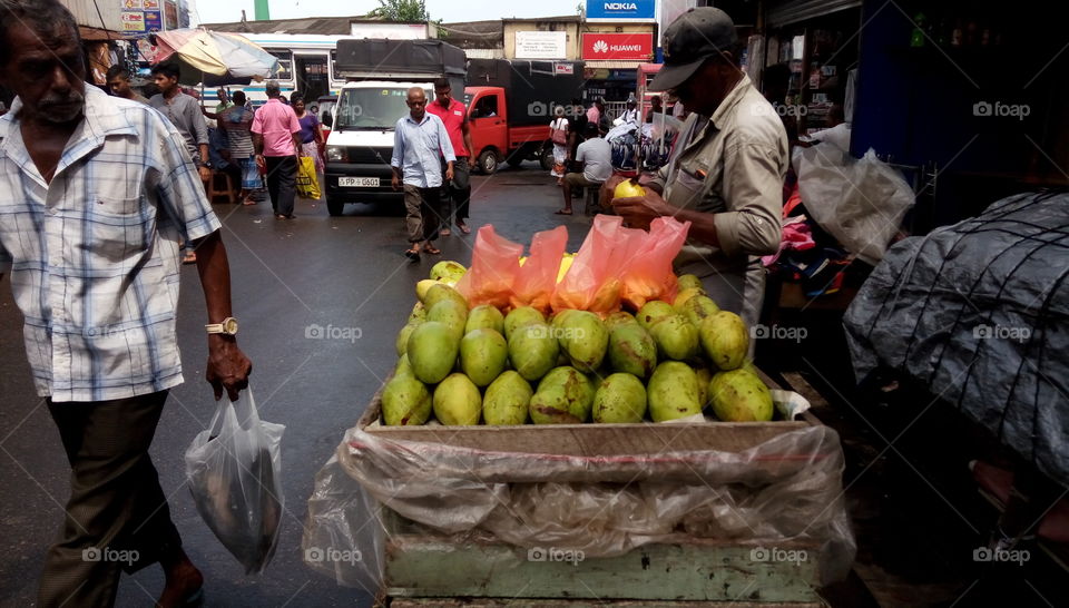 selling mangoes in street