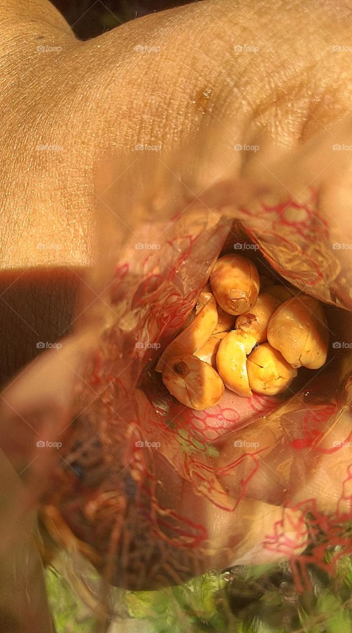 Eat fried peanuts in plastic