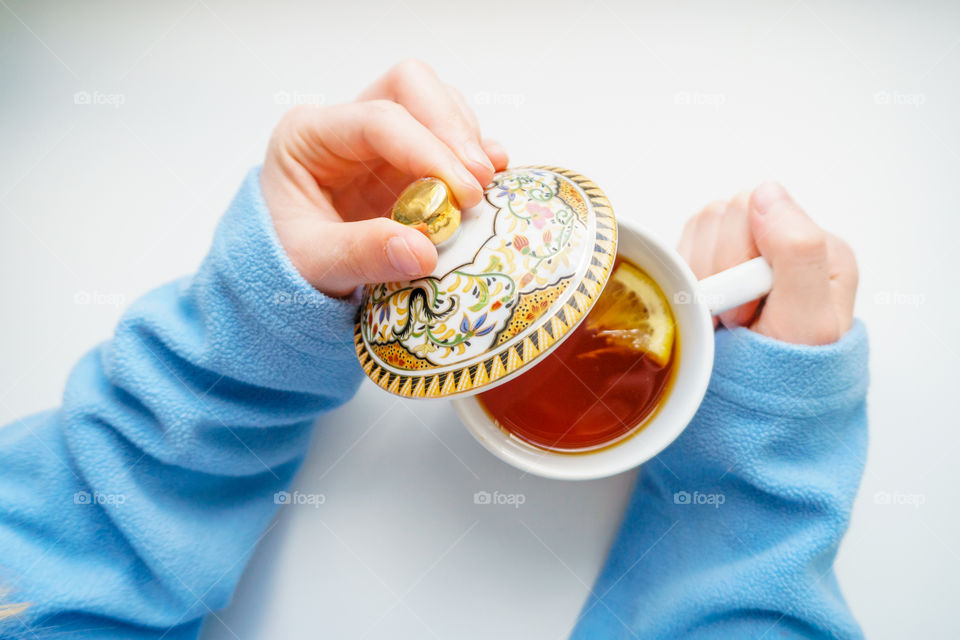 Tea cup with lemon and tea