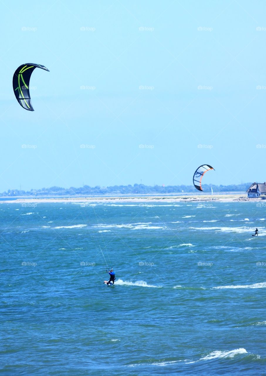 Kitesurfing 