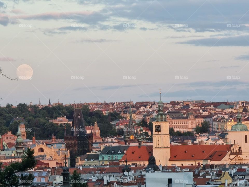 Luna en su máximo esplendor sobre Praga