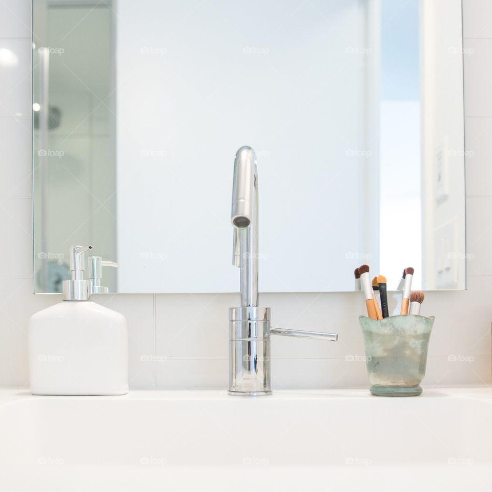 Reusable Spark Candle for Makeup Brushes in Modern Bathroom Design