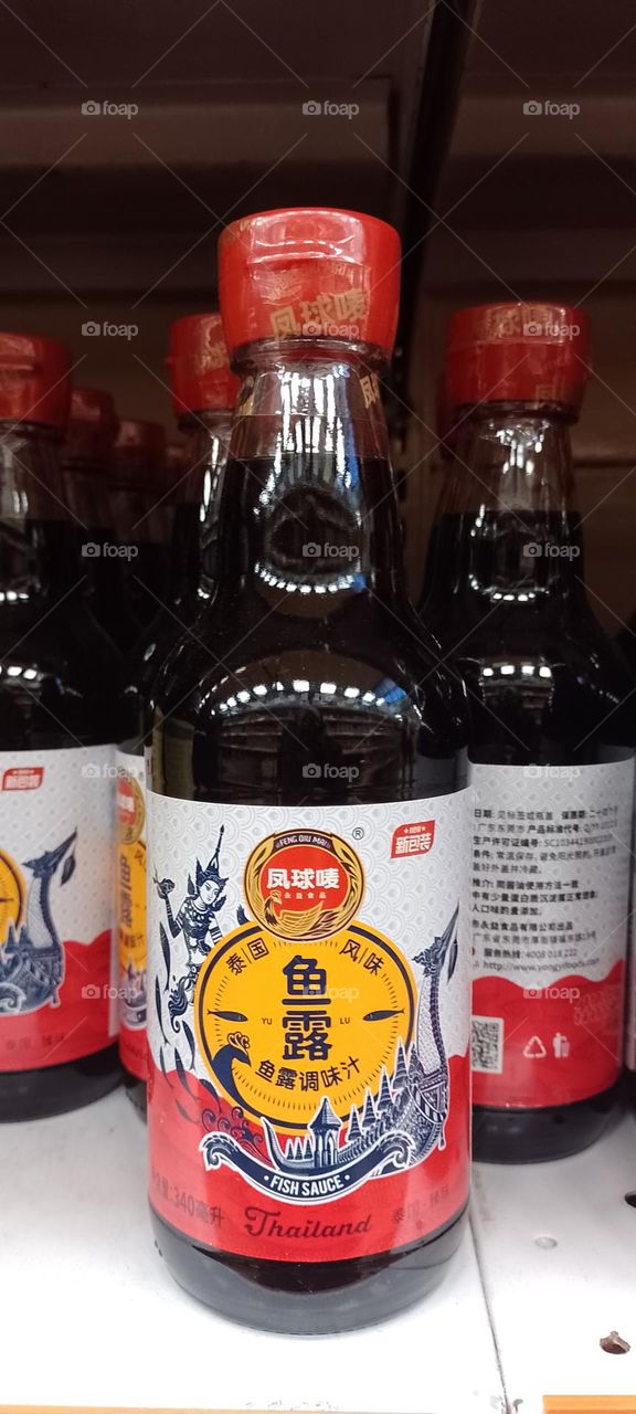 aceite de pescado de Tailandia en botella de vidrio