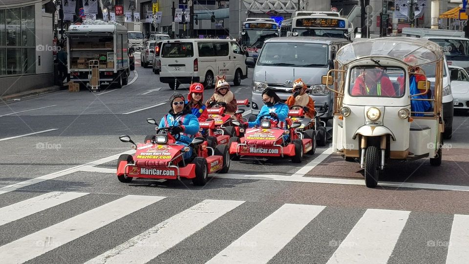 Japanese touristic System : playing Mario kart in Tokyo city in real