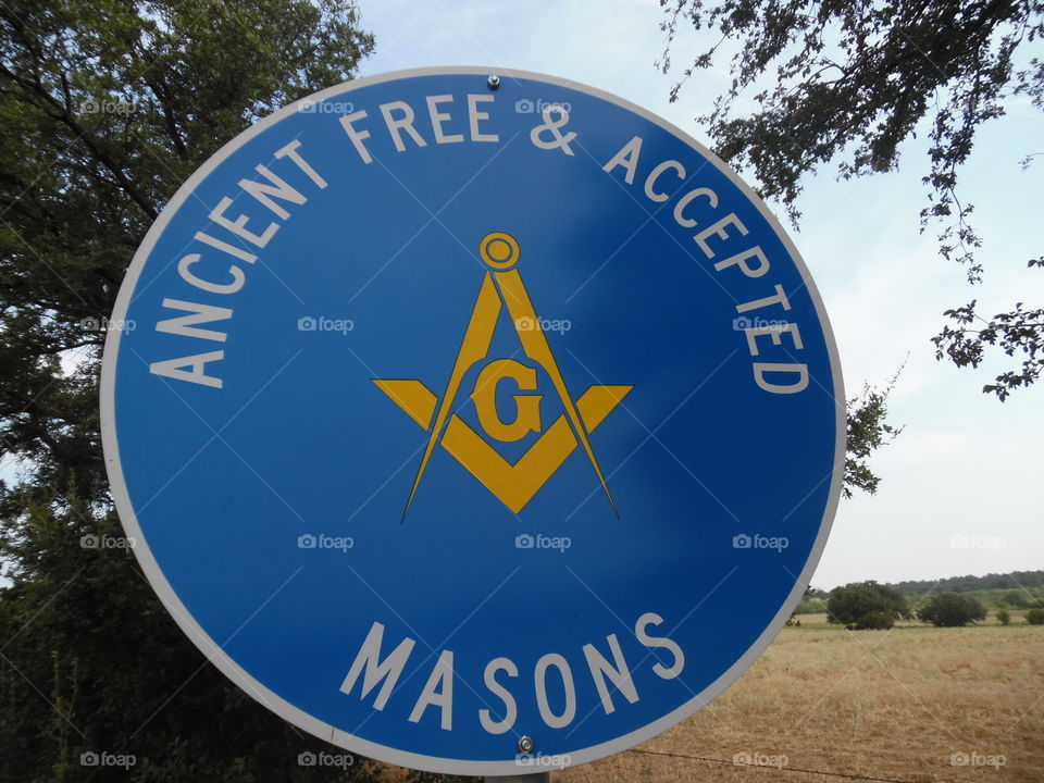 masons. This is a sign that sits on the outskirts of Graham Texas. 👣 🚶 🏃 🔥 💨