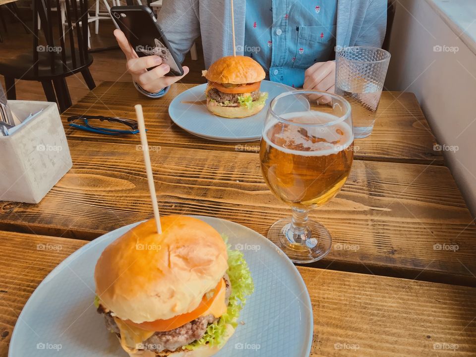 A lunch and a beer with a friend. 🍔
