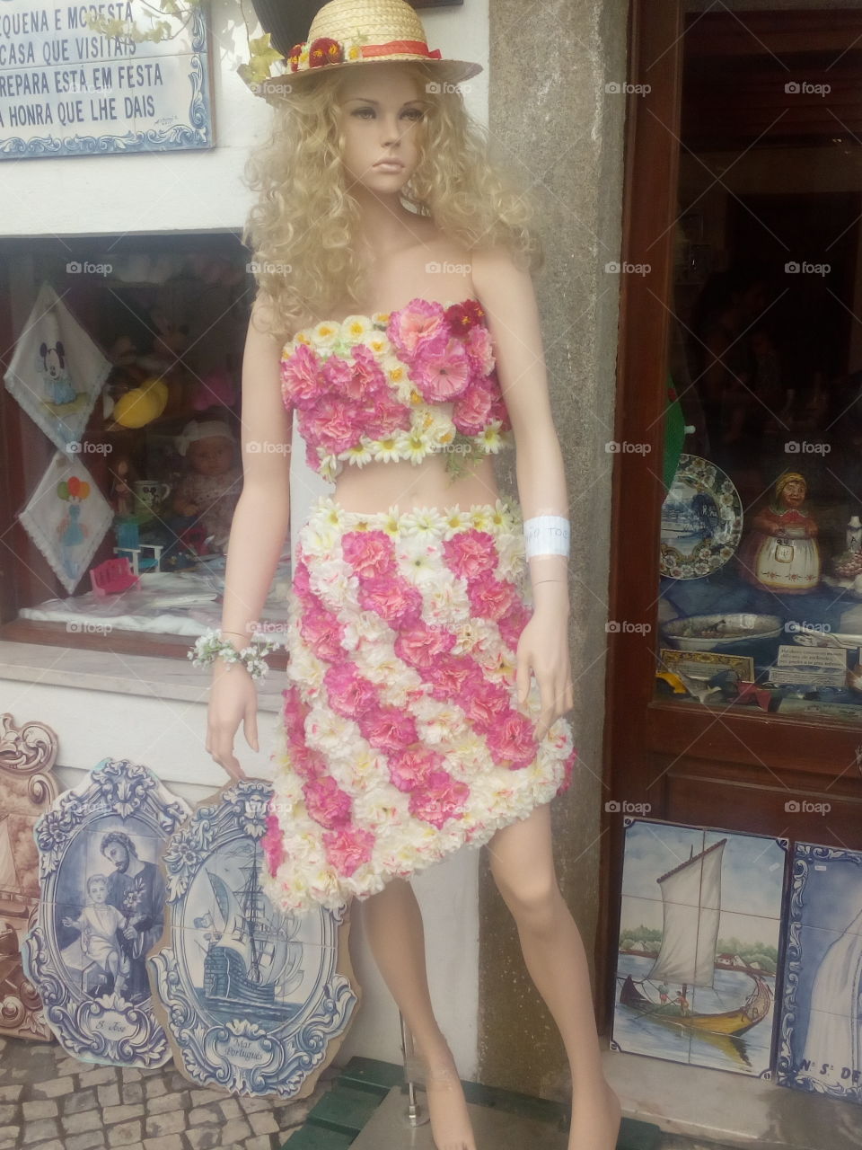 maniquí con vestido de flores
