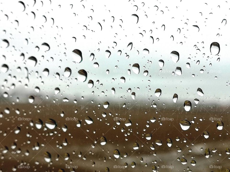 It is really wonderful to sit in the house during the rainy season and watch these raindrops on the window.  Wonderful atmosphere🌧️