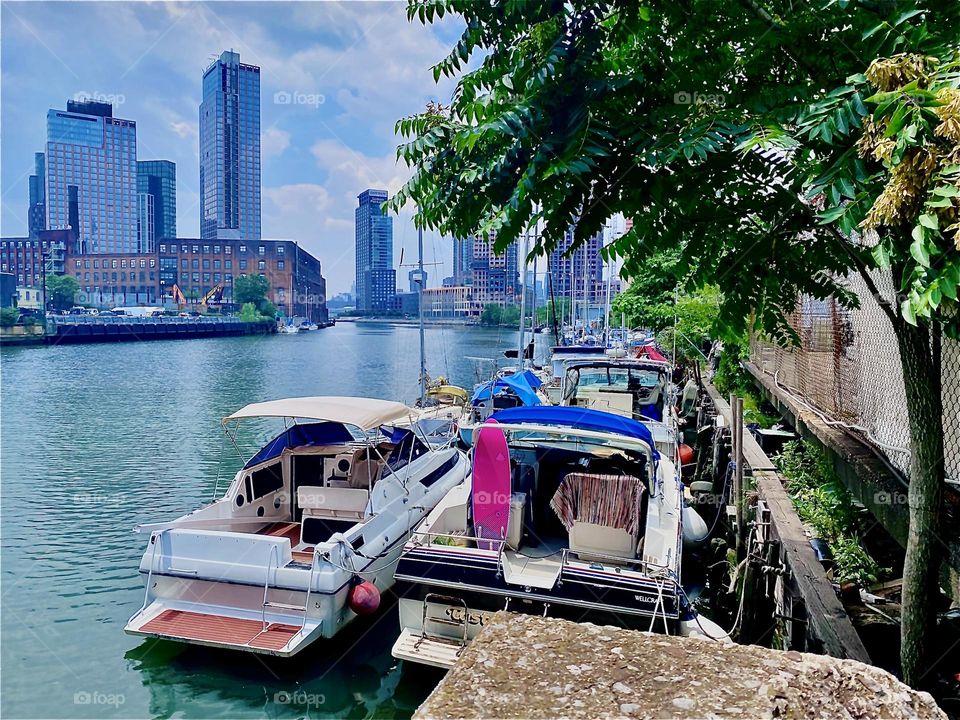 This gorgeous view of the „harbor area“ at „Newtown Creek“ by the „Pulaski Bridge“ with a great variety of boats tied to the shore and nice lush green vegetation on the LIC shore is something to be enjoyed. 2023. Hypnotic Productions