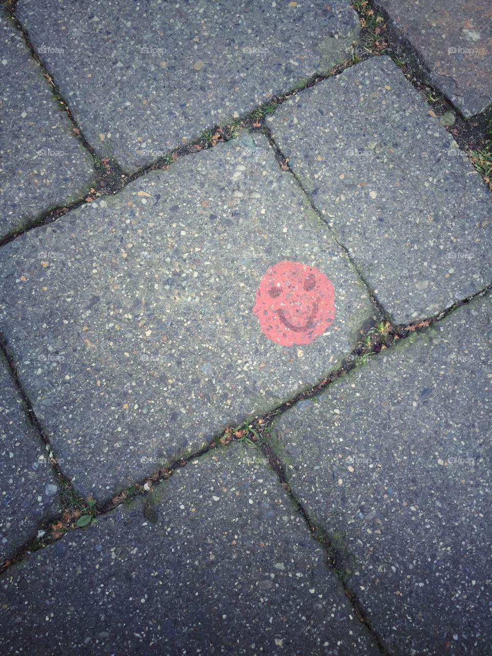 Red smiley on grey floor