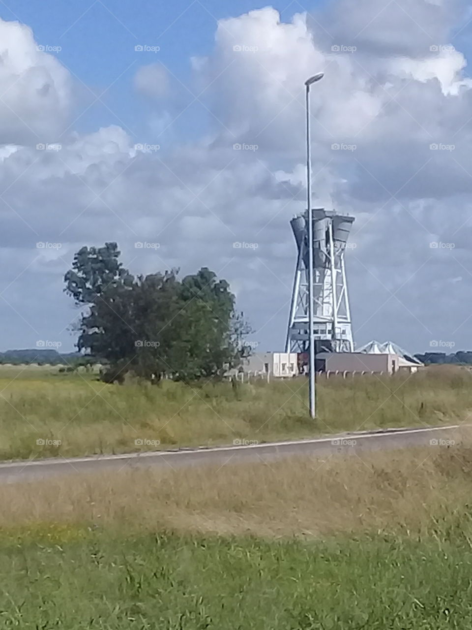 silo para almacenar cereales ubicado en un campo a la vera de un ruta provincial en General Rodríguez, provincia de Buenos Aires. Argentina