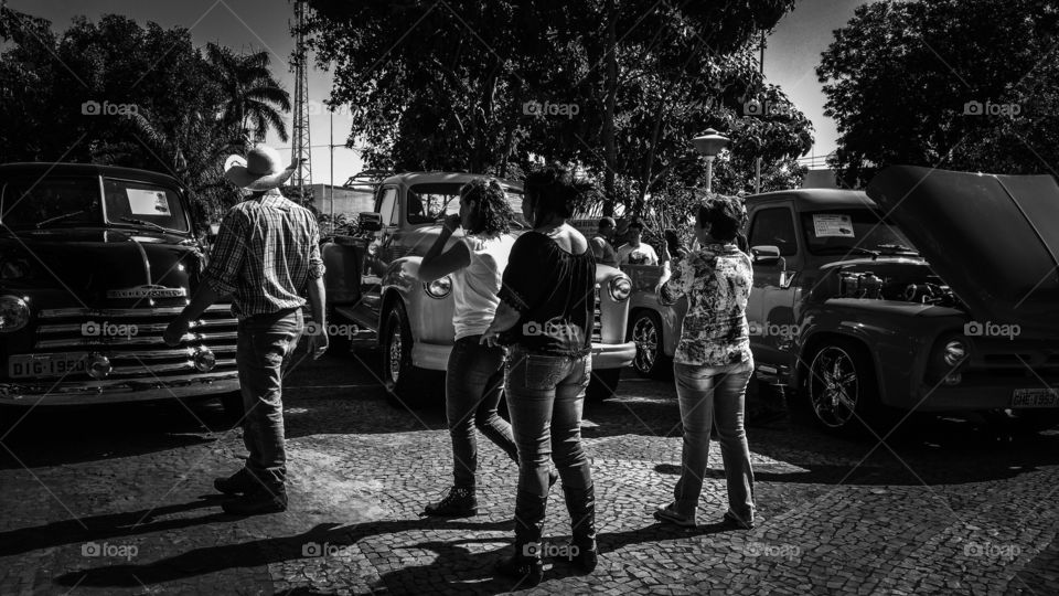 Pessoas com administração aos veículos antigos.