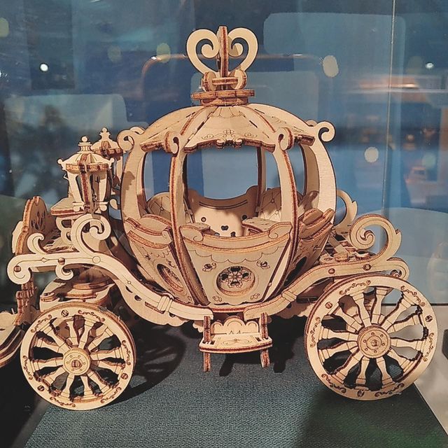 Wood carriage miniature