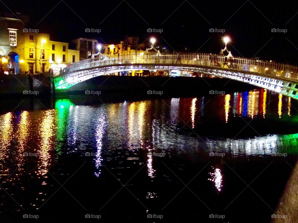 Artificial lights in Dublin .. riverside ... Ha’penny Bridge .. so pretty  💜🧡💚❤️💛