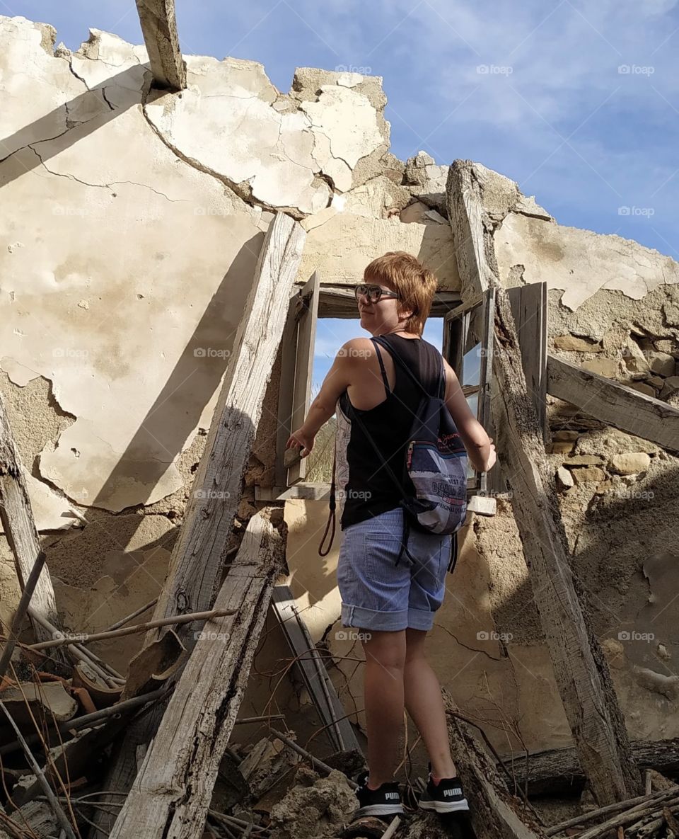 A house in ruins that caught my attention and I decided to take a few photos. I liked it a lot and more because it made me think of the saying that man is reborn from ruins.