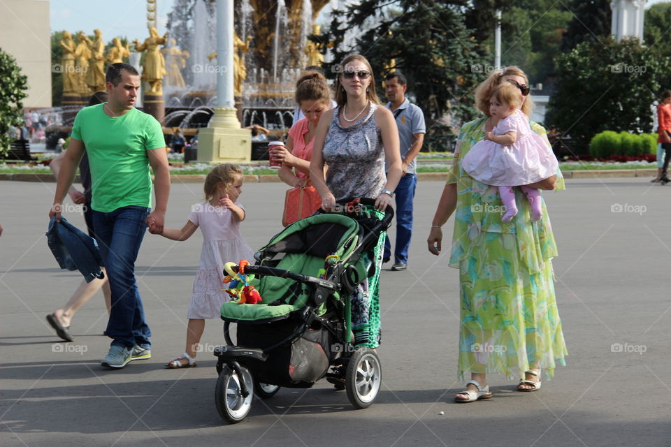 семья прогуливается по парку