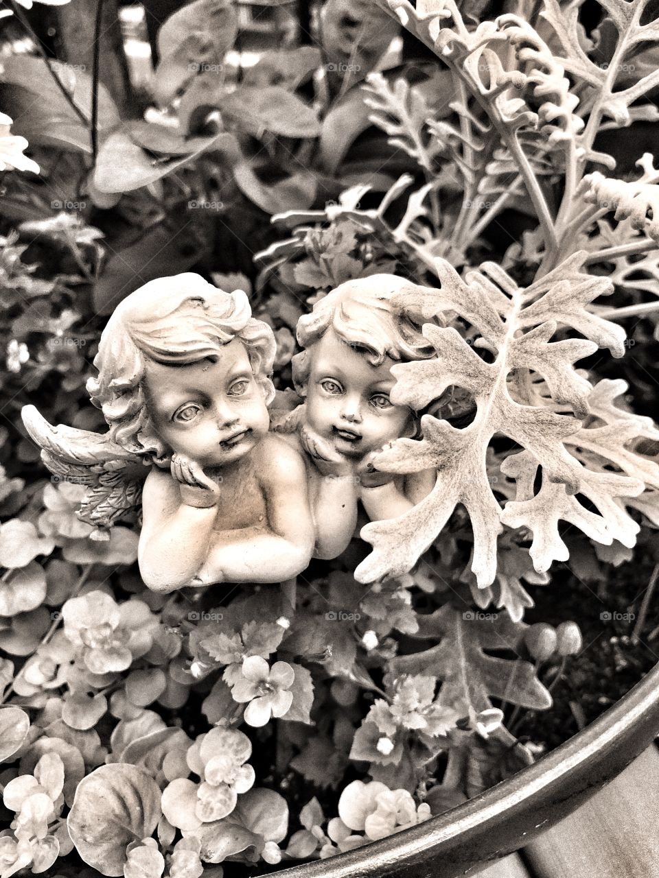 Cherubs angel garden decoration black & white 