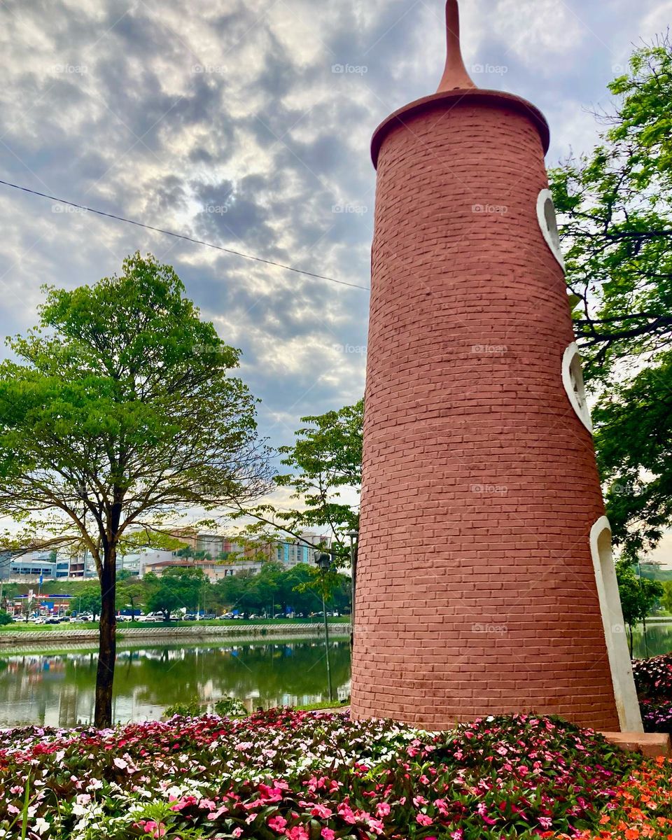 🇺🇸 In the cloudy dawn, flowers to beautify.  They are creases of the Lago de Bragança Paulista square (Brazil). / 🇧🇷 No amanhecer nublado, flores para embelezar. São vincas da praça do Lago de Bragança Paulista (Brasil).