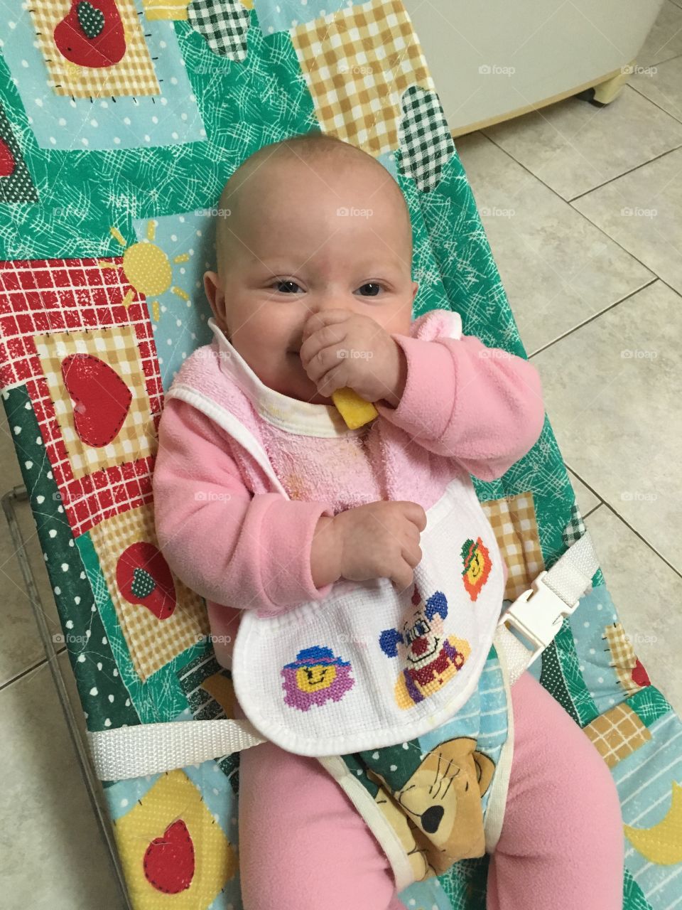 Minha comedora de polenta - e come sorrindo!
É desde cedo que se ensina o que é bom. Puxou a família...
🍴
#polenta
#comida
#bebê
#felicidade