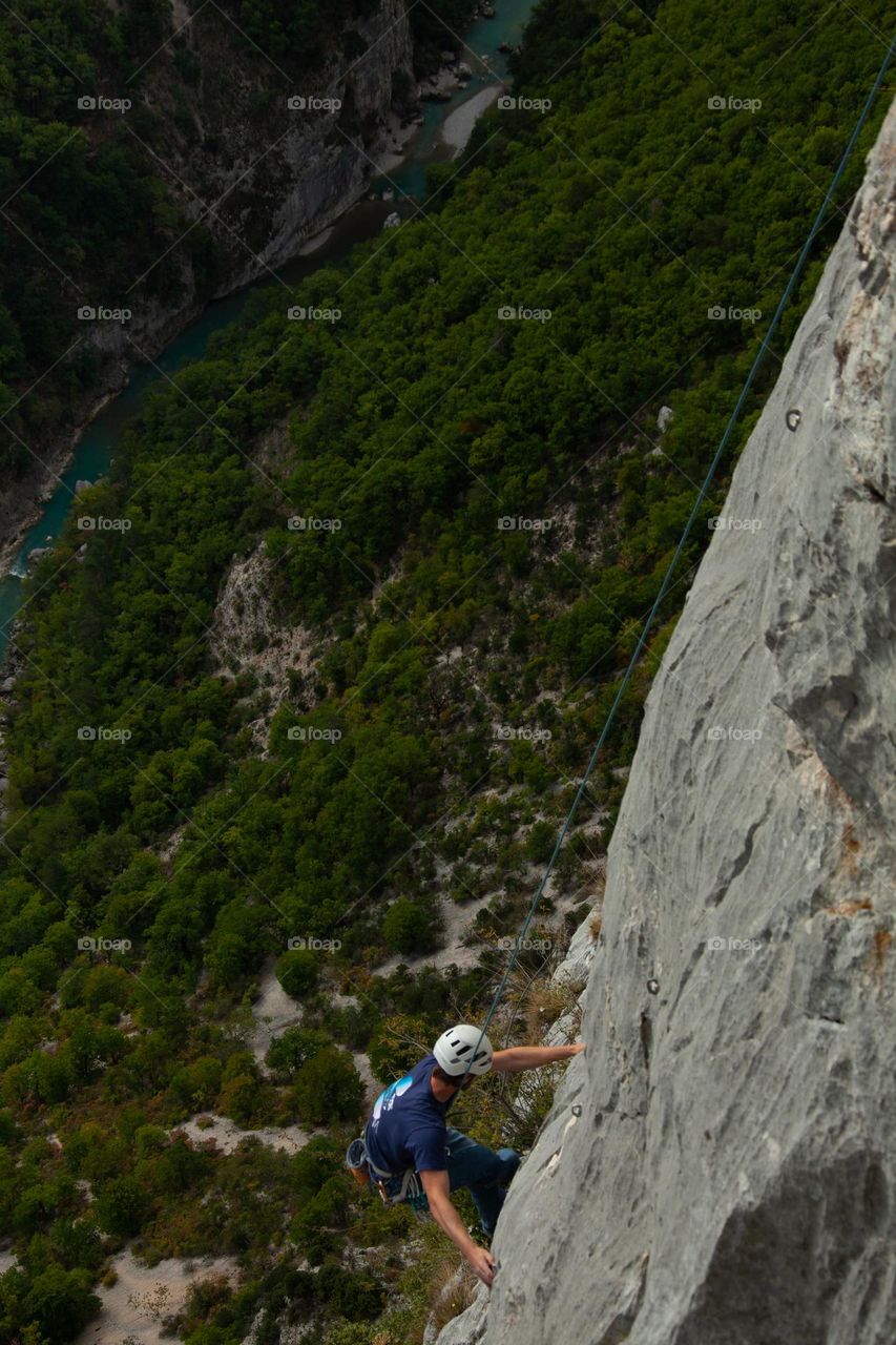 Climbers above the river 