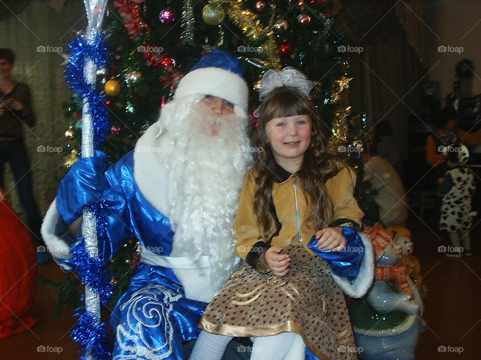 a little girl with Santa Claus🎅