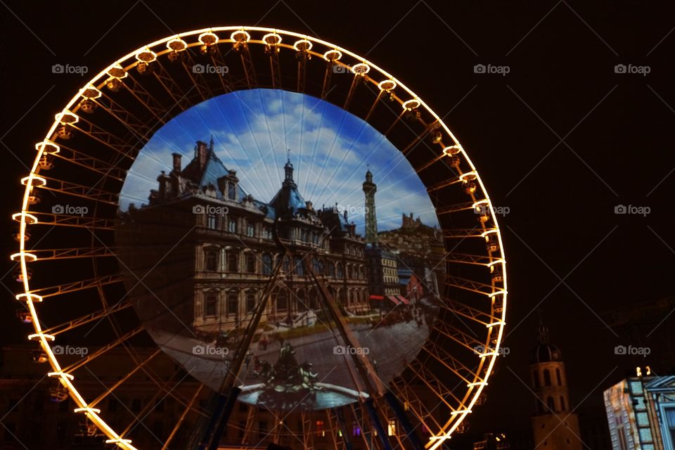 Roue de la place Bellecour pendant le spectacle "Rêves de nuit" de la fête des Lumières de décembre 2014 