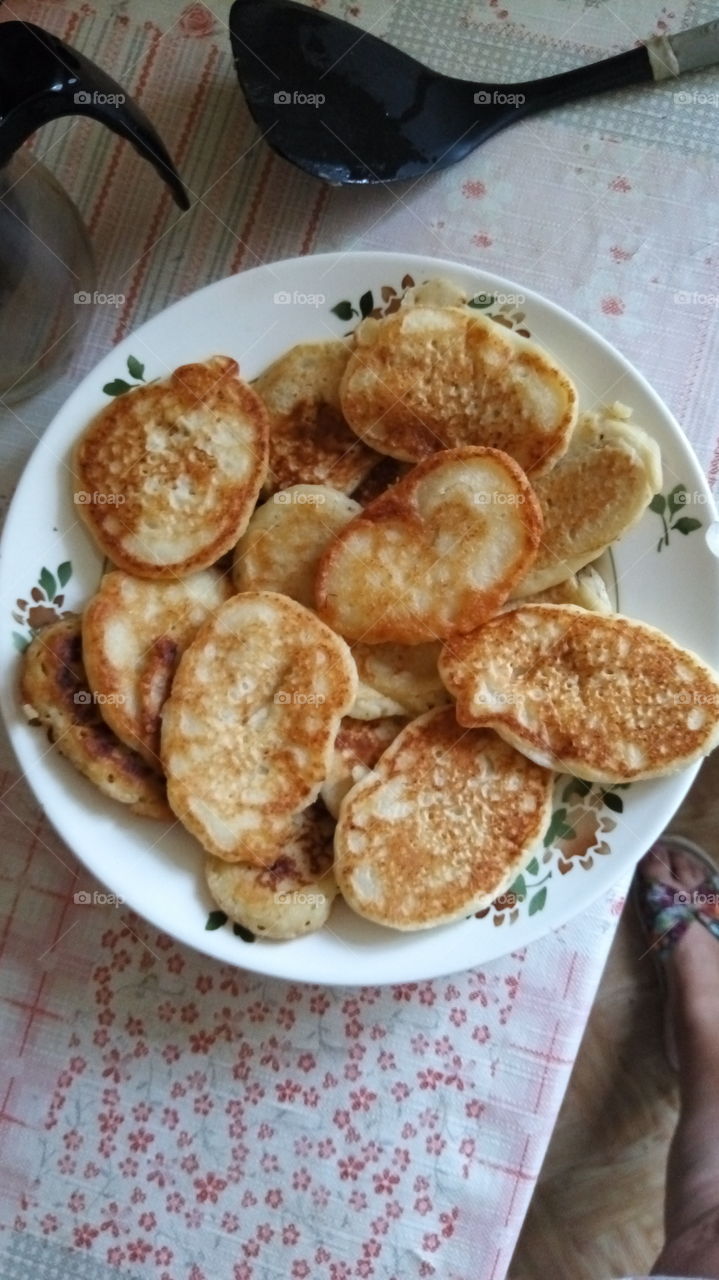 оладушки на тарелке