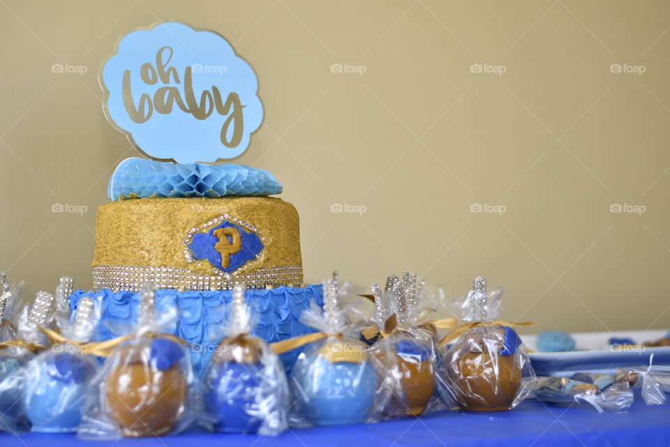 cake blue and yellow with candy apples